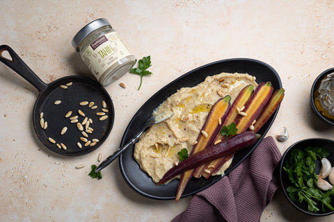 Immagine della ricetta Hummus di cannellini con carote viola, Tahin e pinoli