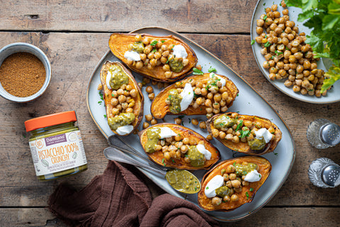 Recette image Patate dolci al forno con ceci speziati, yogurt e pasta di pistacchio crunchy