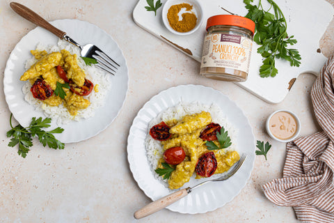 Immagine della ricetta Pollo al curry con crema di arachidi crunchy e pomodori arrosto