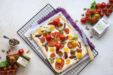 Immagine della ricetta Sfogliata con pesto di pistacchi, pistacchi sgusciati, ricotta e pomodori