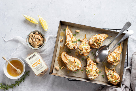 Pere al forno con ricotta salata, miele e mandorle sale e limone