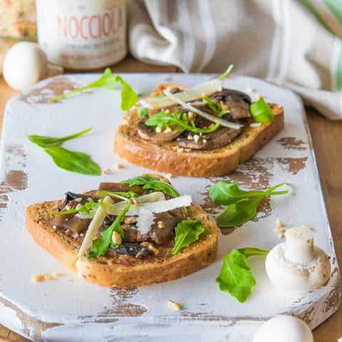Immagine della ricetta Crostini con funghi, Nocciola Damiano e parmigiano