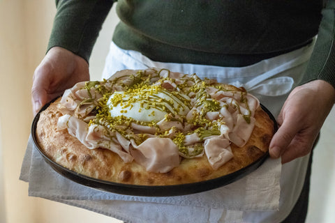 Focaccia al doppio pistacchio con mortadella e burrata