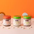 Tre vasetti da 180g di amandino 100% su sfondo arancione