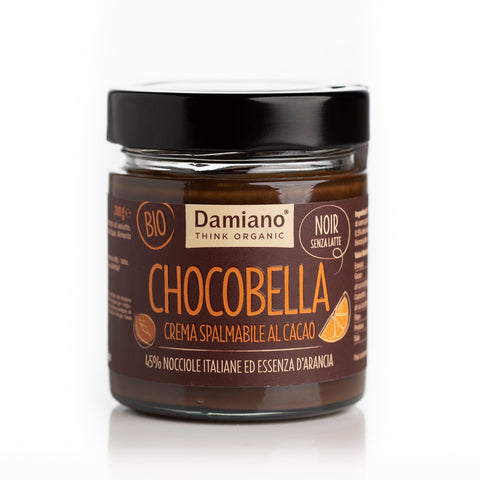 Etichetta frontale di Chocobella noir all'arancia che recita "45% di nocciole ed essenza d'arancia"