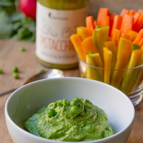 Immagine della ricetta Hummus di piselli e pistacchi con verdure fresche