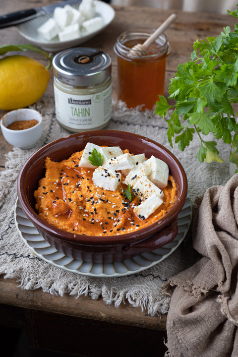 Hummus di carote con miele e feta