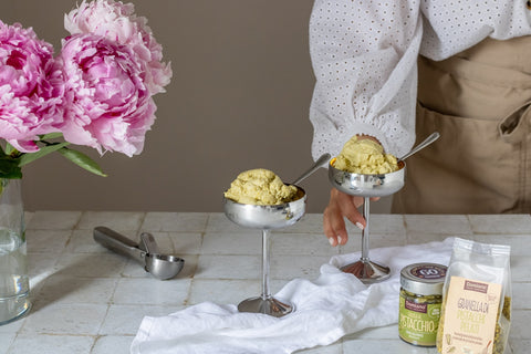 Granita siciliana con golosa al pistacchio e granella di pistacchi