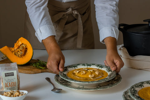 Immagine della ricetta Zuppa vegan con zucca, Acajou e anacardi tostati